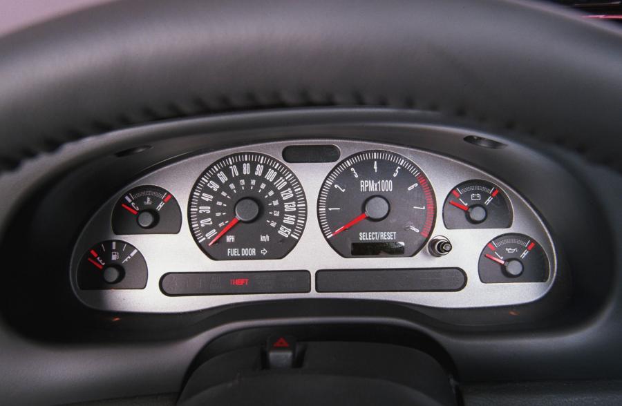 Панель приборов Ford Mustang Mach I 2003 года  (фото 10 из 25)